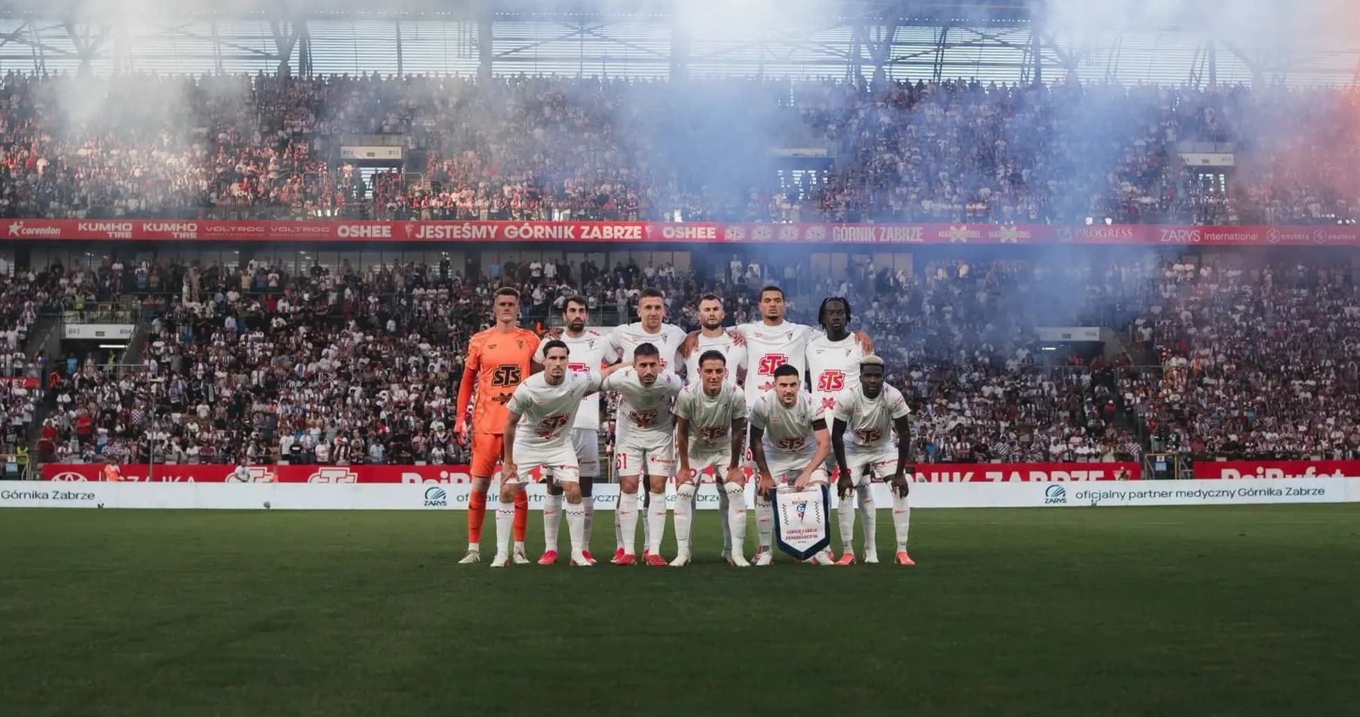 Equipo Górnik Zabrze posando en el estadio