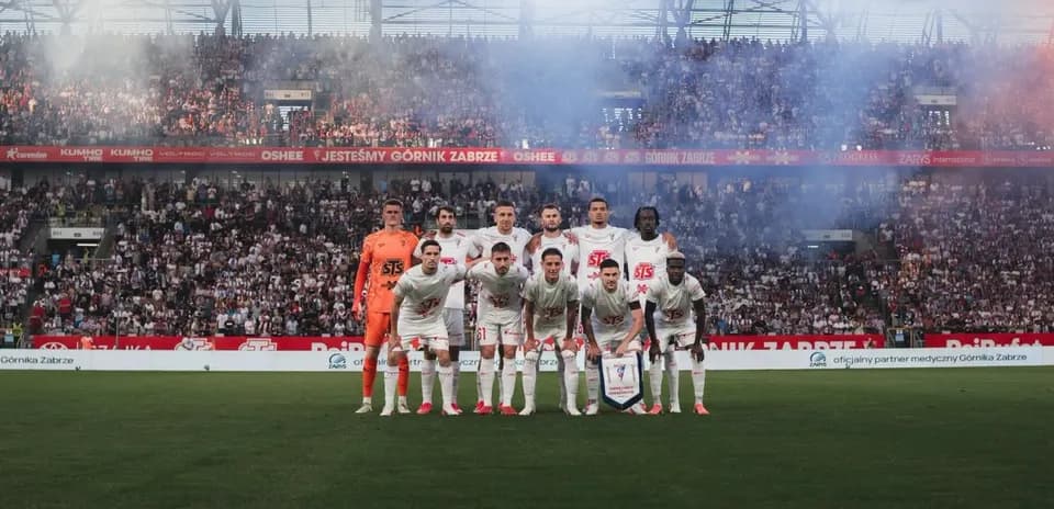 Equipo Górnik Zabrze posando en el estadio