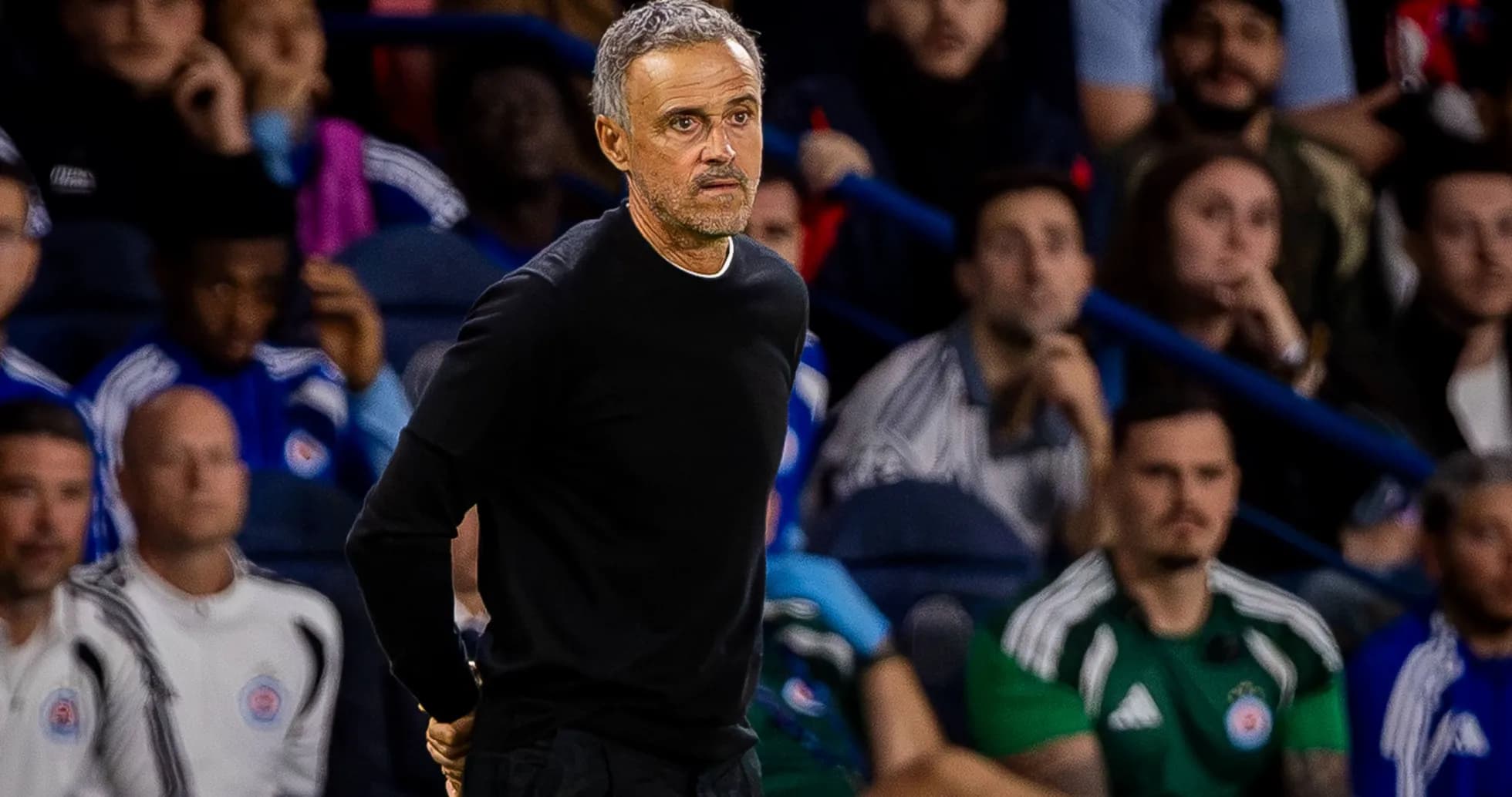Entrenador observando desde la línea de banda