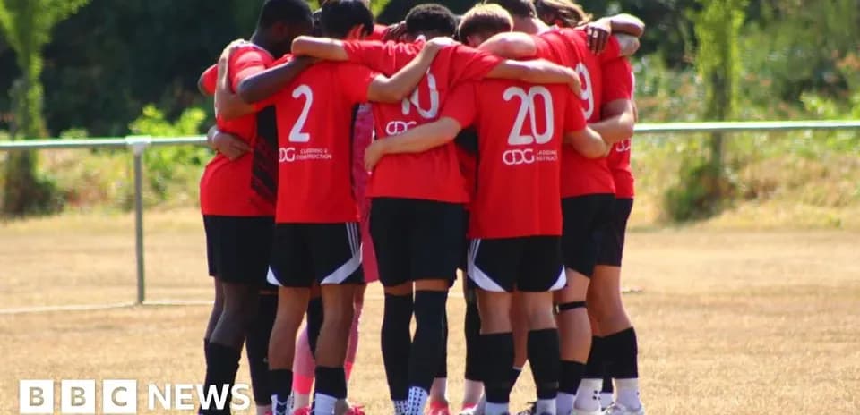 Equipo de fútbol en círculo durante charla previa