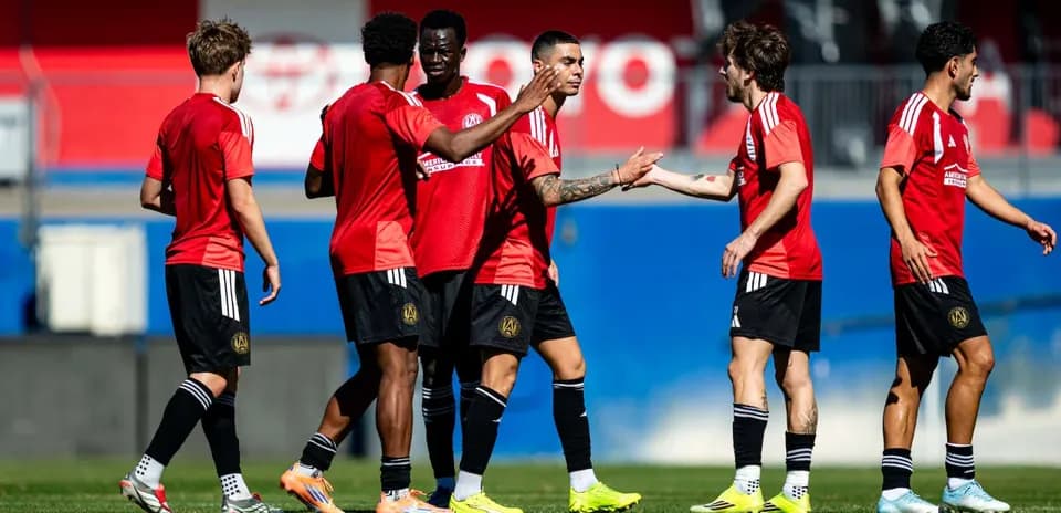 Jugadores de Atlanta United celebrando en el entrenamiento
