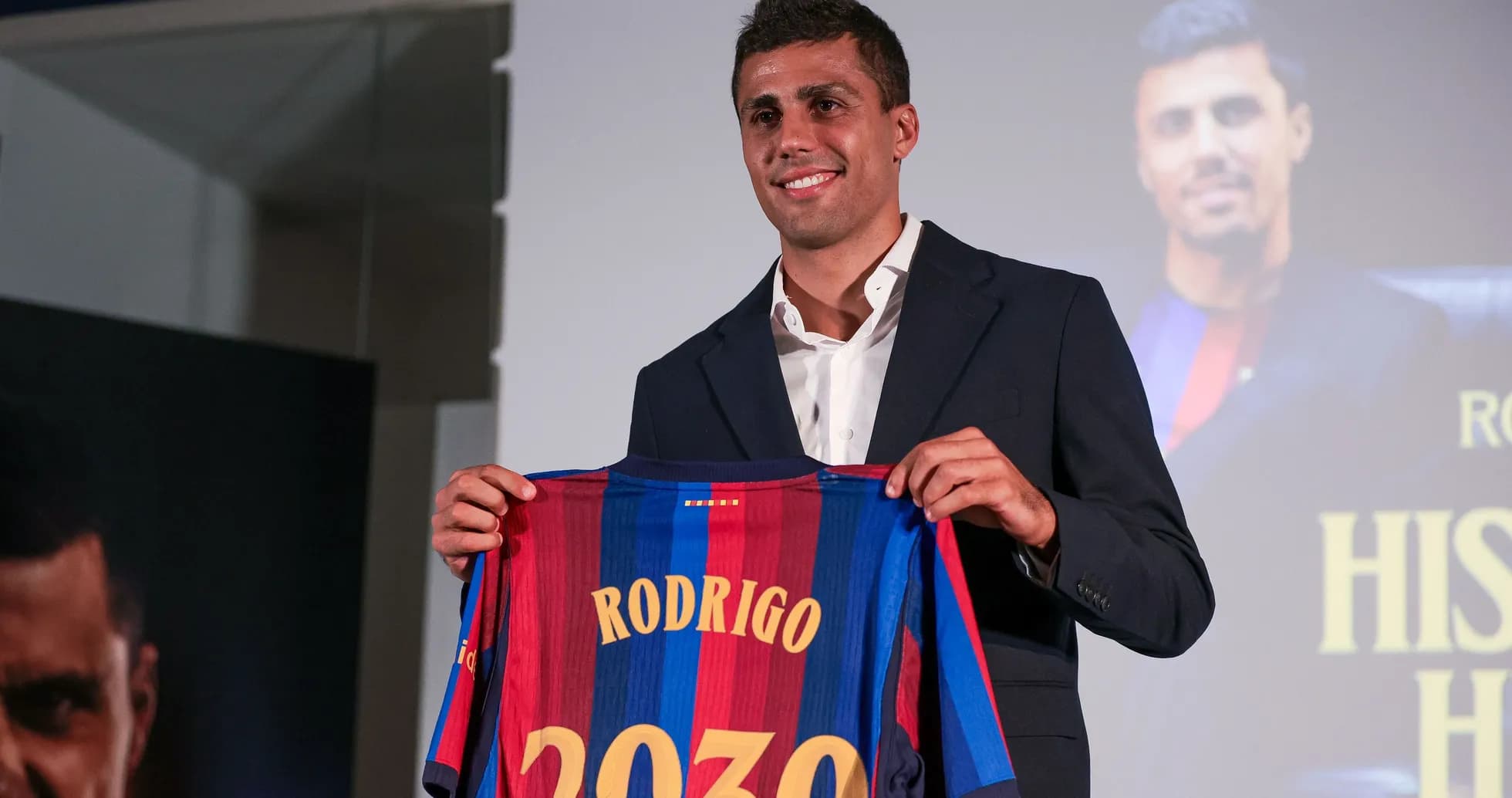 Jugador presenta camiseta de FC Barcelona en evento