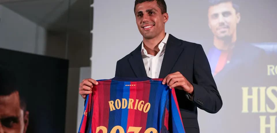 Jugador presenta camiseta de FC Barcelona en evento