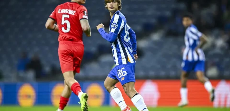 Jugador del FC Porto en acción durante el partido