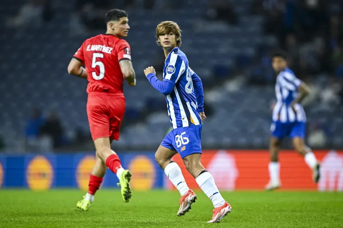Jugador del FC Porto en acción durante el partido