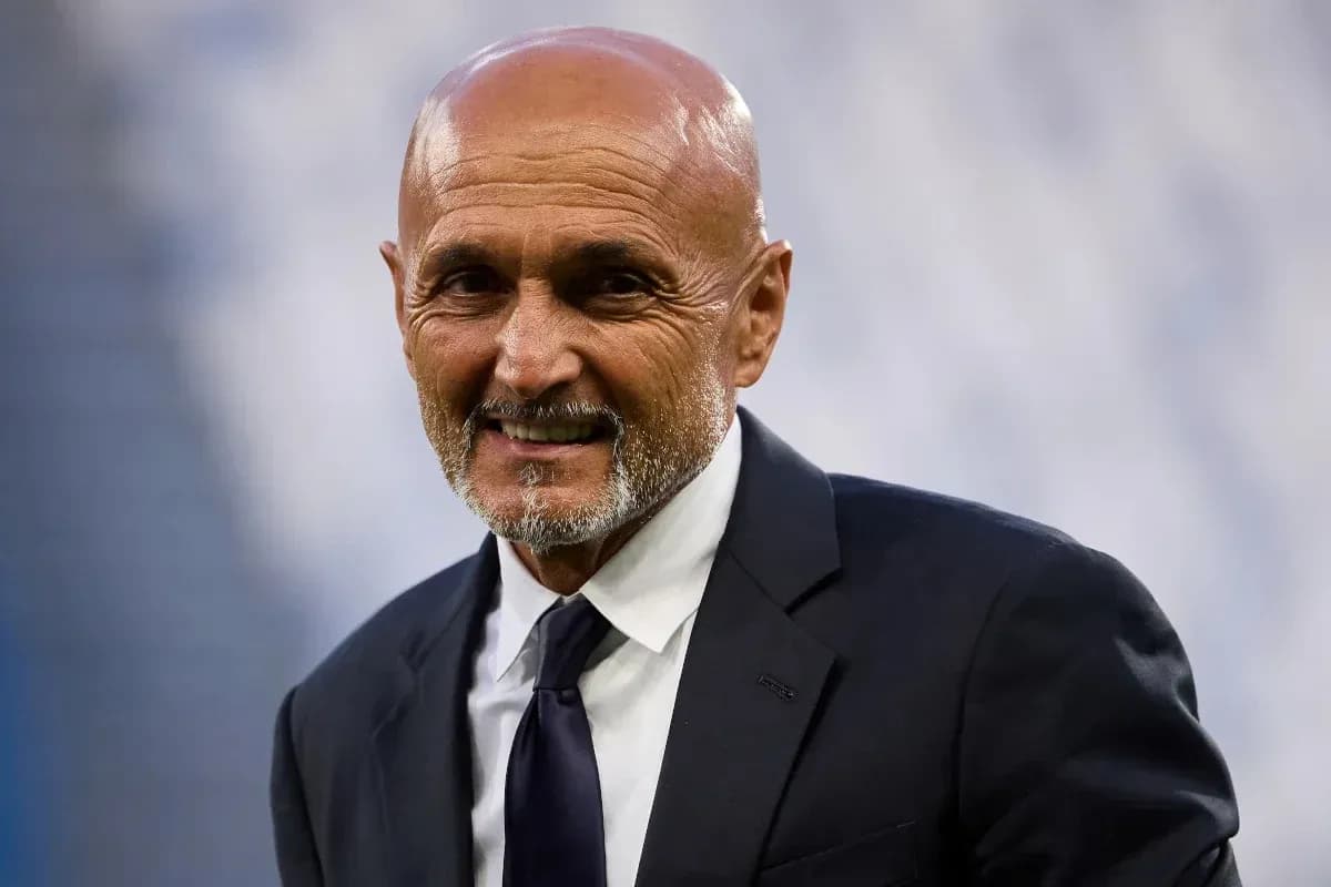 Entrenador sonriendo en el campo de fútbol