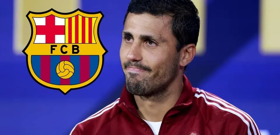 Jugador en conferencia de prensa con logo del Barcelona