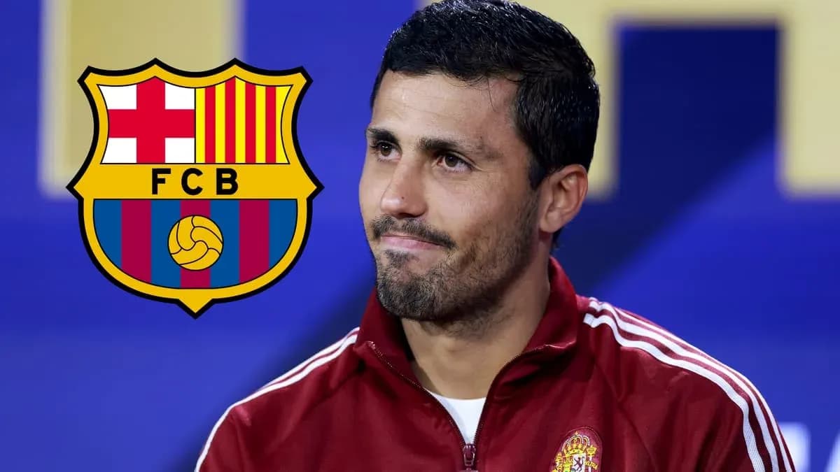 Jugador en conferencia de prensa con logo del Barcelona