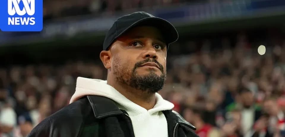 Hombre observando un partido en el estadio