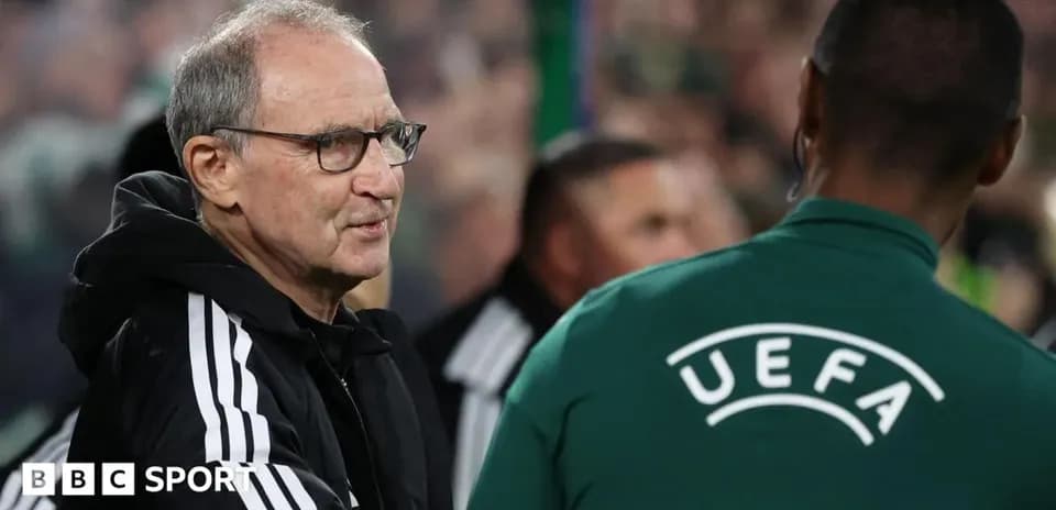 Entrenador saludando a un oficial de UEFA