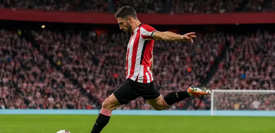 Jugador de Athletic Club lanzando un tiro libre