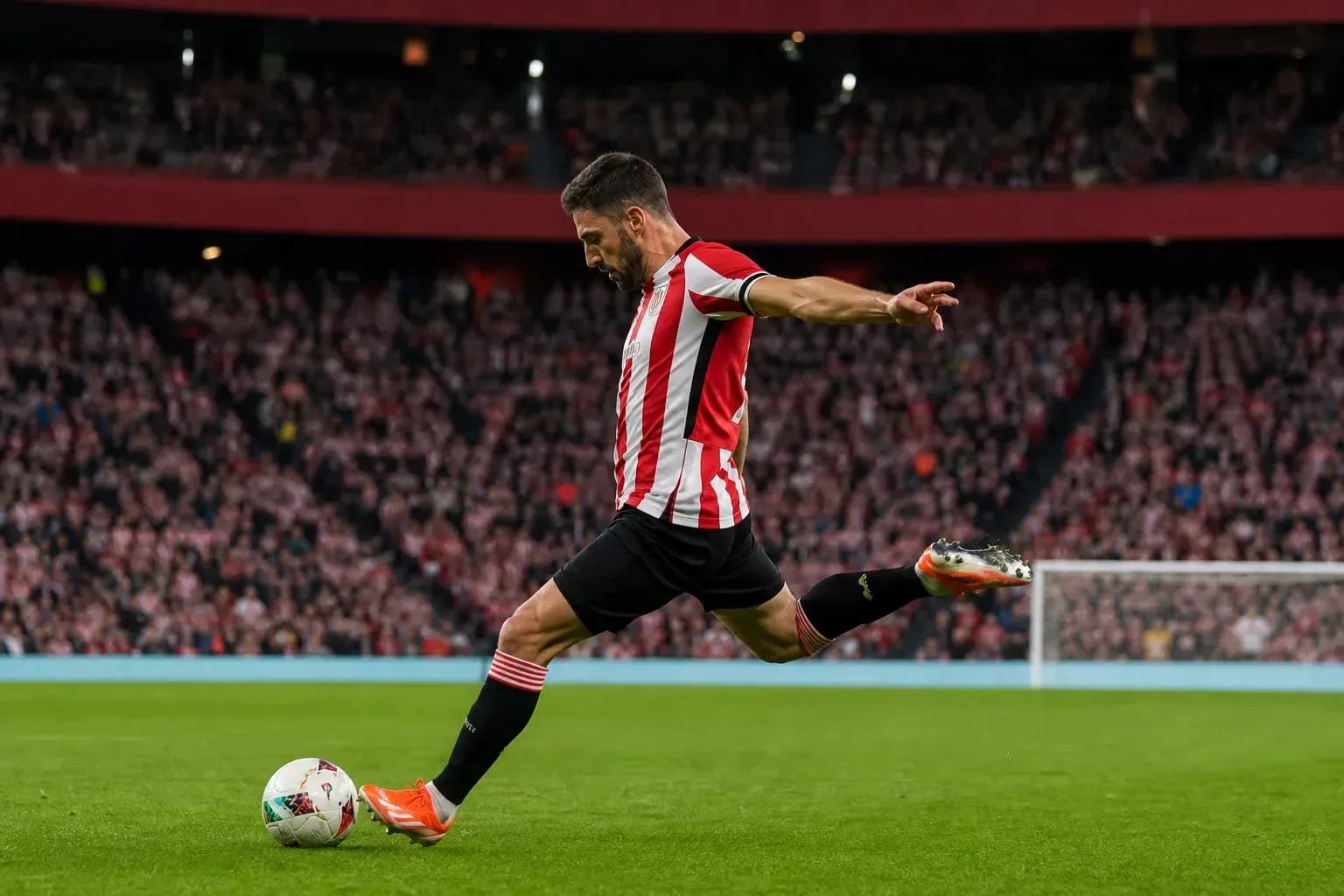 Jugador de Athletic Club lanzando un tiro libre