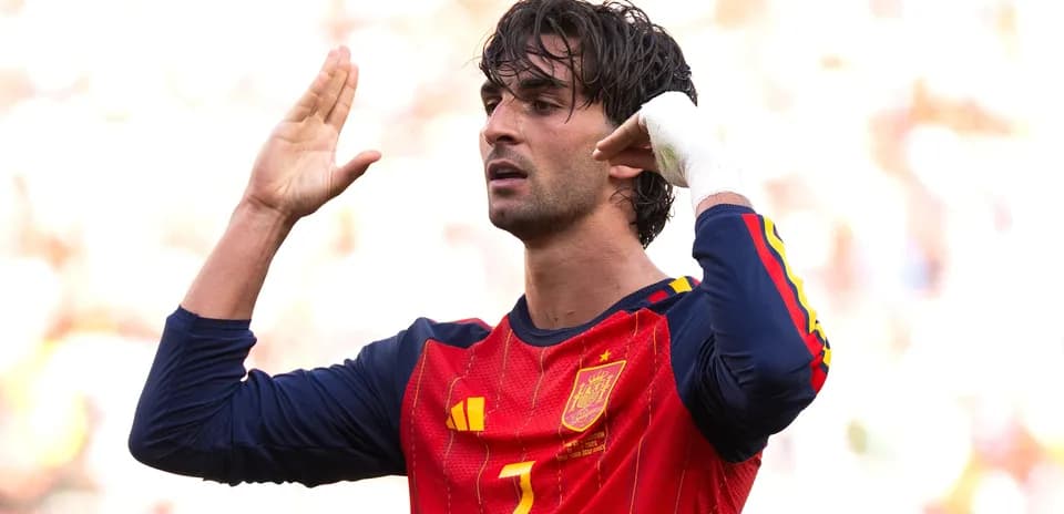 Jugador con camiseta de España gesticulando durante el partido