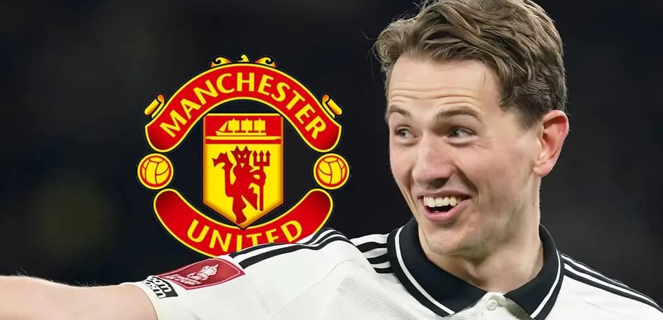 Jugador sonriente con escudo de Manchester United