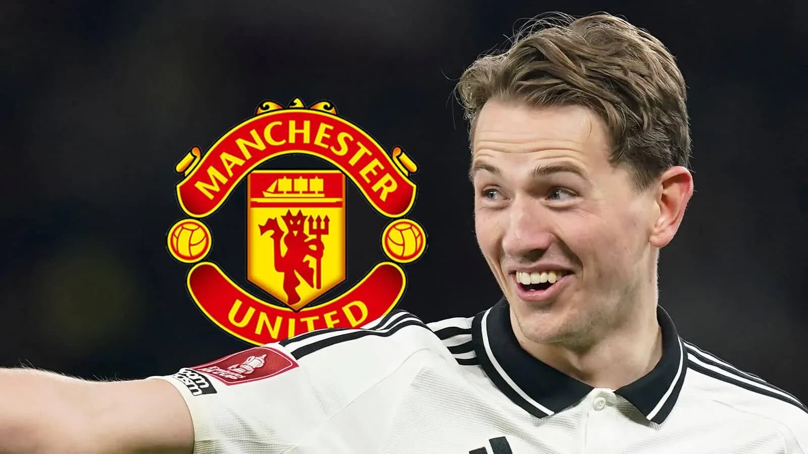 Jugador sonriente con escudo de Manchester United