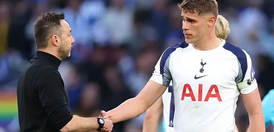 Entrenador y jugador de Tottenham se saludan