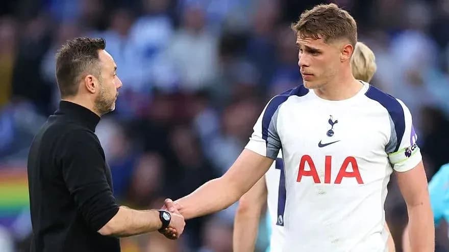 Entrenador y jugador de Tottenham se saludan
