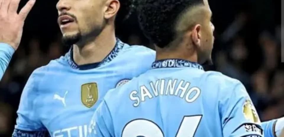 Jugadores de Manchester City celebrando en el campo
