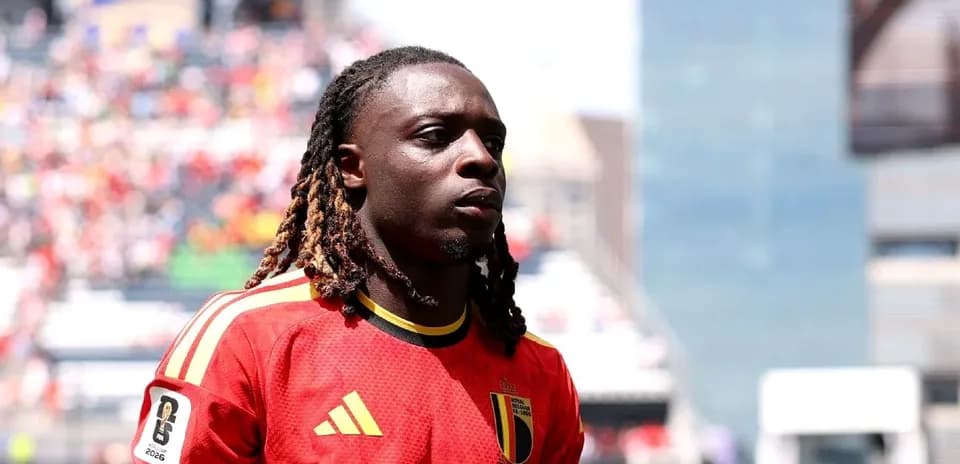 Jugador belga con camiseta roja en el estadio