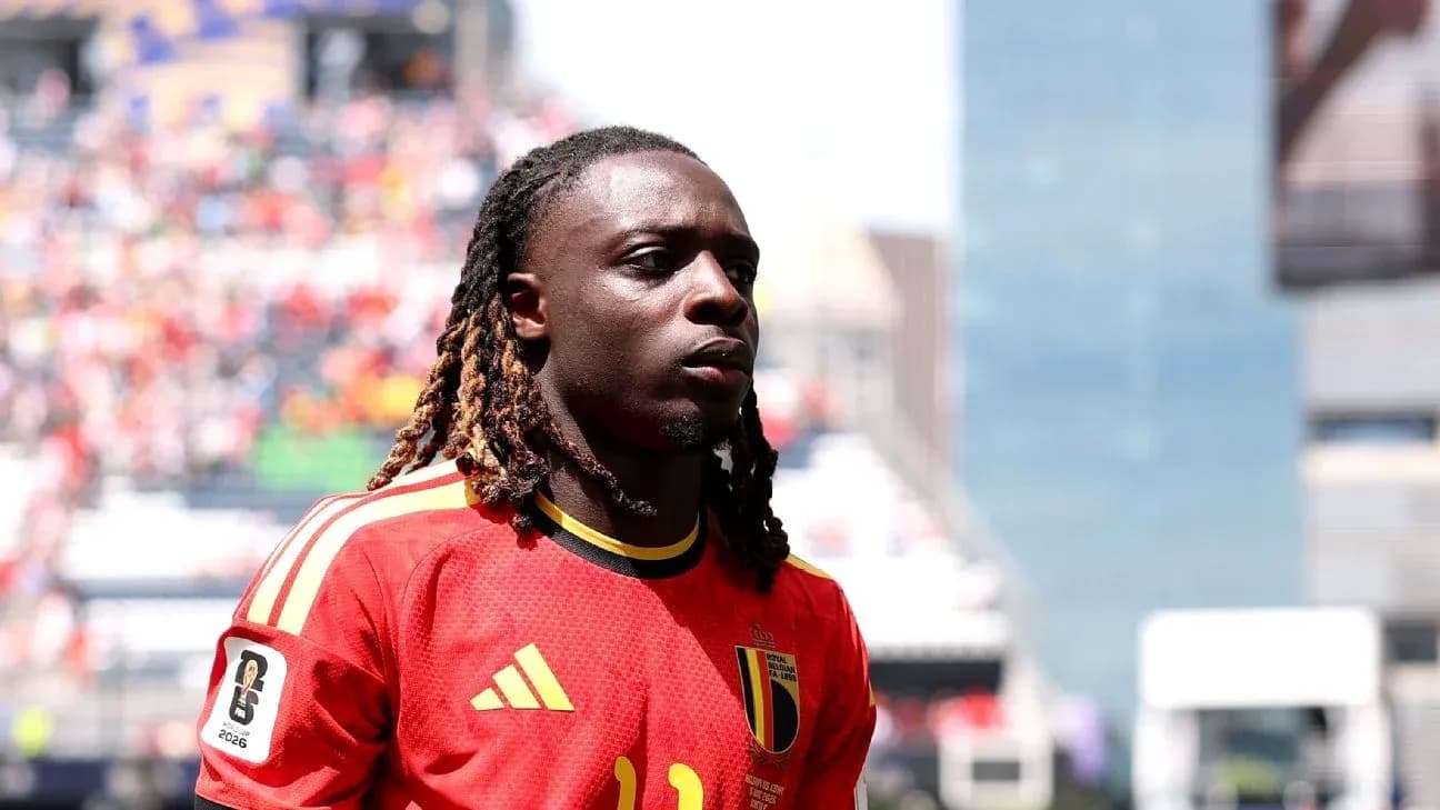 Jugador belga con camiseta roja en el estadio