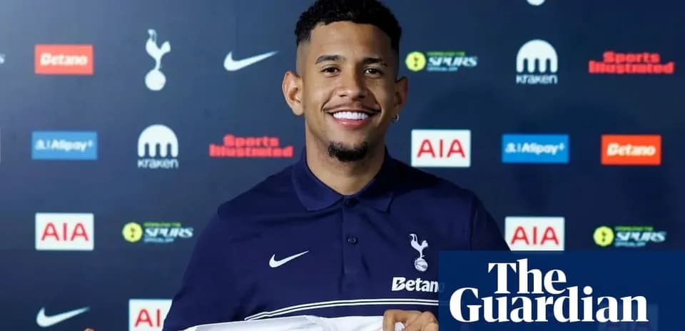 Jugador de Tottenham posando con camiseta en presentación