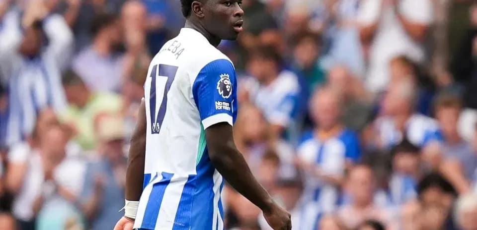 Jugador con camiseta azul y blanca en el campo
