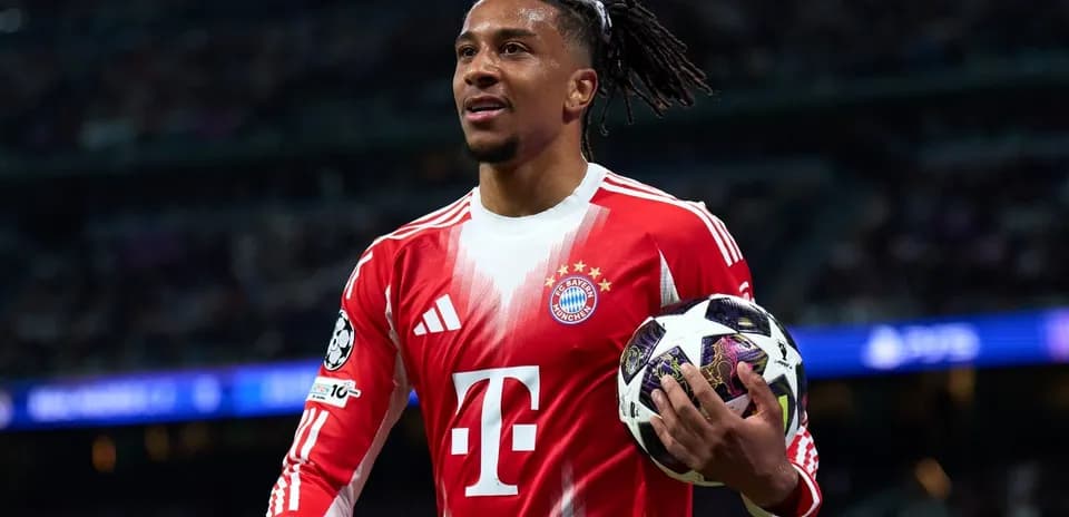 Jugador de Bayern München sosteniendo balón durante partido