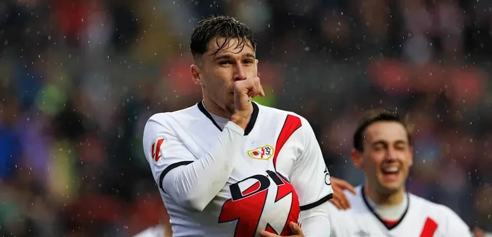 Jugador de Rayo Vallecano celebra gol con su equipo