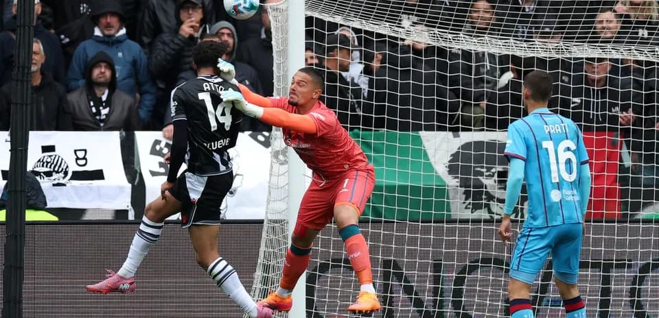 Portero detiene el balón en el partido