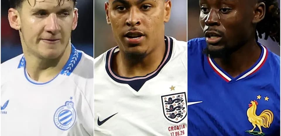 Tres jugadores de fútbol en sus uniformes nacionales