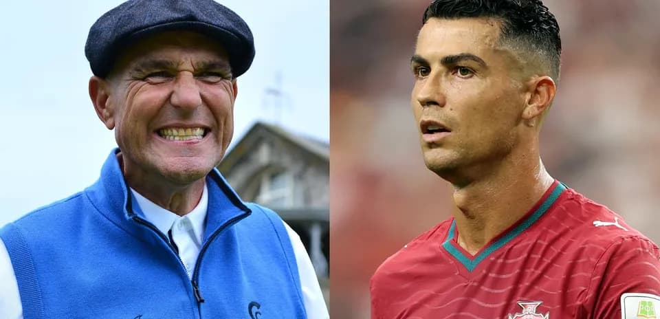 Hombre sonriente y futbolista en uniforme de Portugal