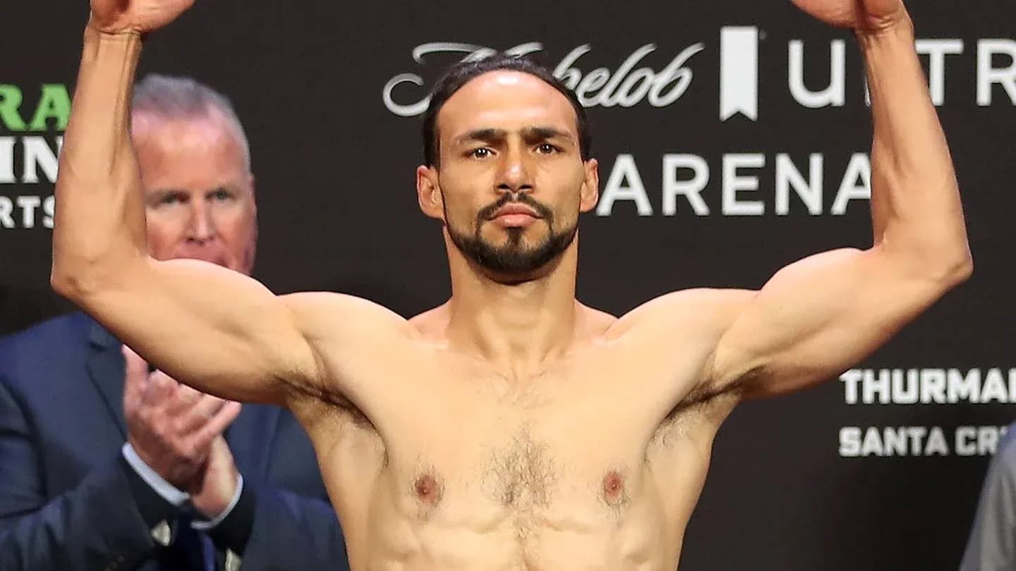 Boxeador pesando en ceremonia de pesaje