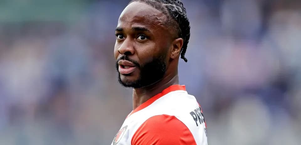 Jugador mirando hacia la cámara en el campo