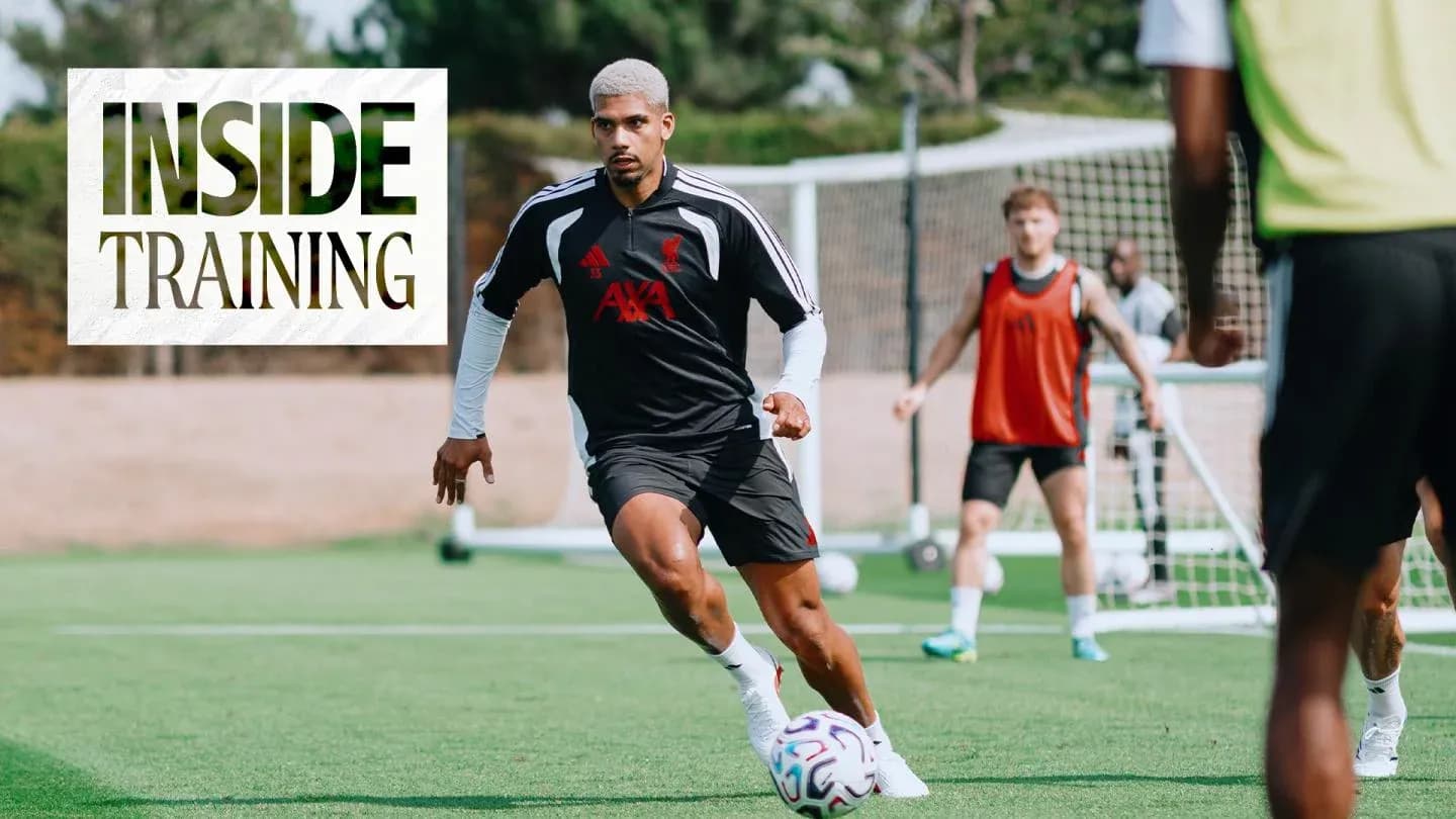 Jugador entrenando con balón en campo de fútbol