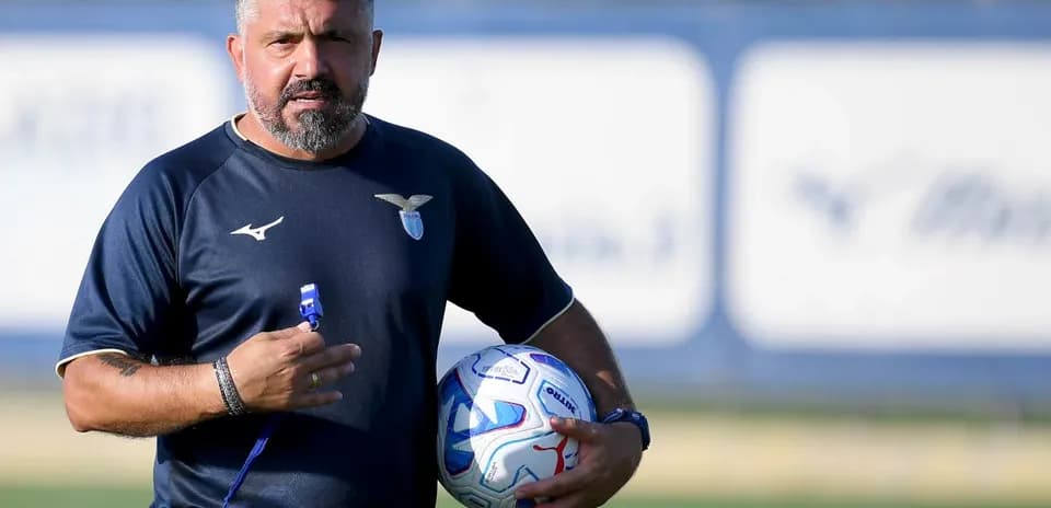 Entrenador de Lazio sosteniendo un balón en el campo