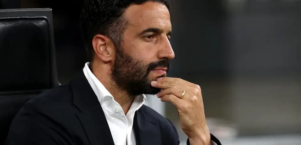 Entrenador sentado en el banquillo durante el partido