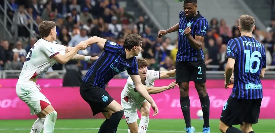 Inter y Cagliari en acción durante el partido