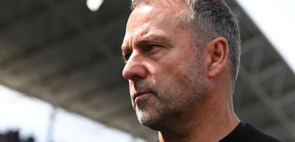 Entrenador mirando hacia el campo en el estadio