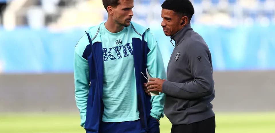 Jugadores de PAOK y Dynamo Kyiv conversando