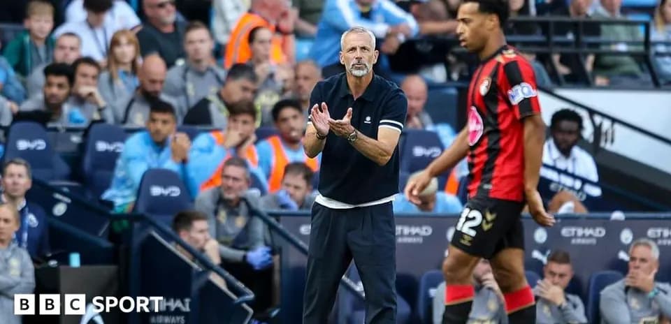 Entrenador dirigiendo al equipo en el partido