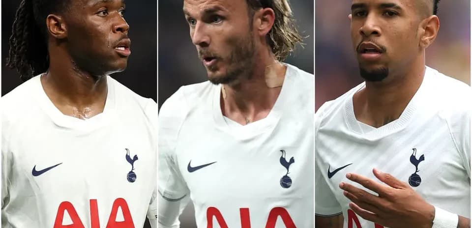 Tres jugadores de Tottenham en uniforme blanco