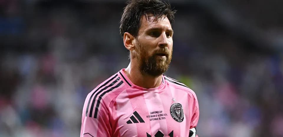 Lionel Messi en uniforme rosa durante un partido