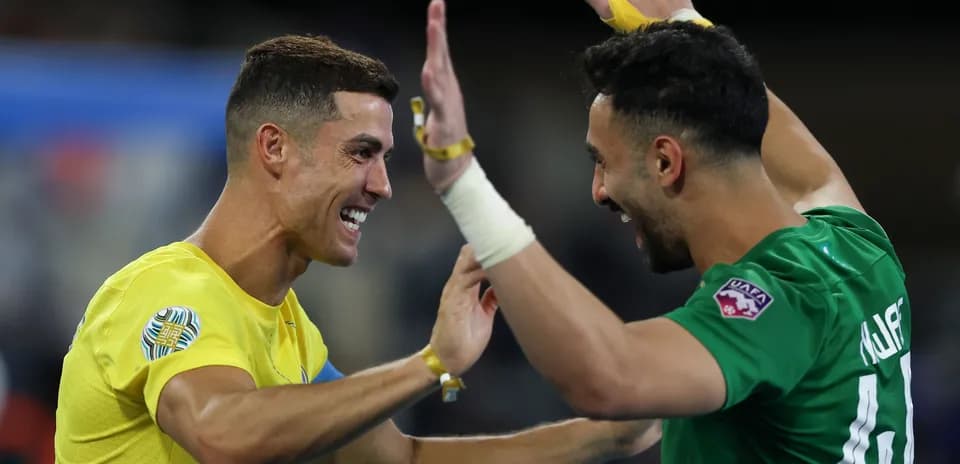 Jugadores celebrando juntos después de un partido