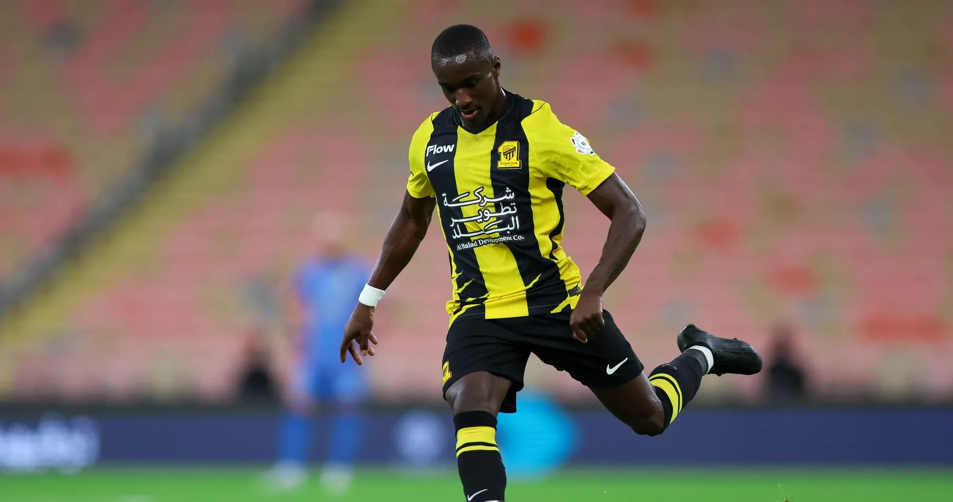 Jugador de Ittihad pateando el balón en el campo