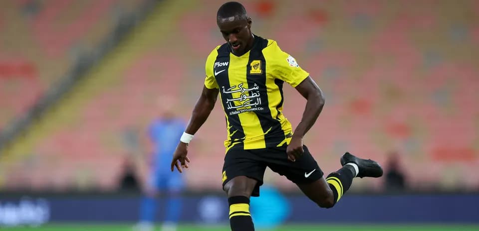 Jugador de Ittihad pateando el balón en el campo