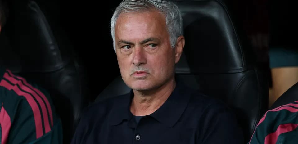 Entrenador en el banquillo durante un partido