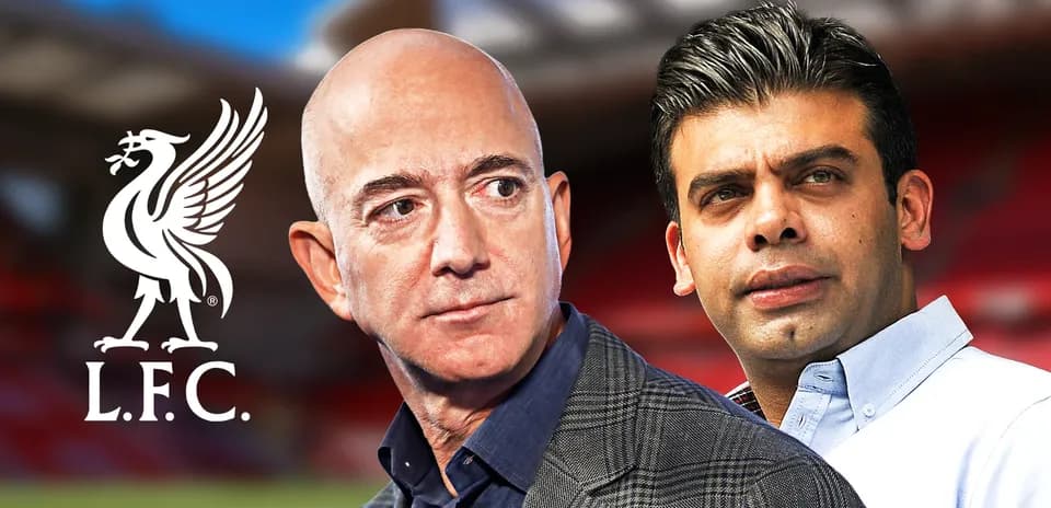 Jeff Bezos y otro hombre frente a Anfield