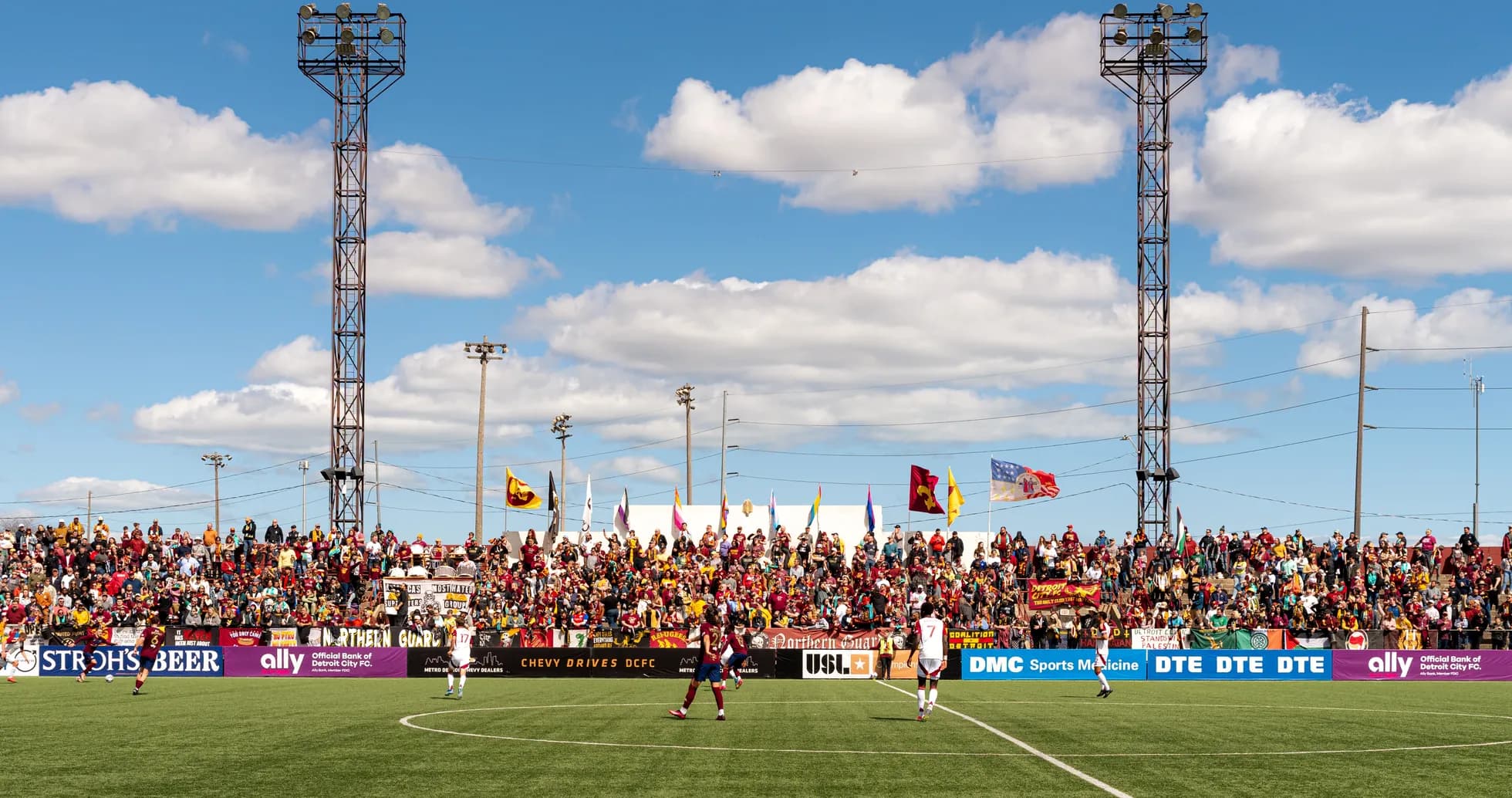 Aficionados animando en el partido de fútbol