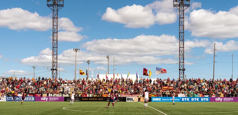 Aficionados animando en el partido de fútbol