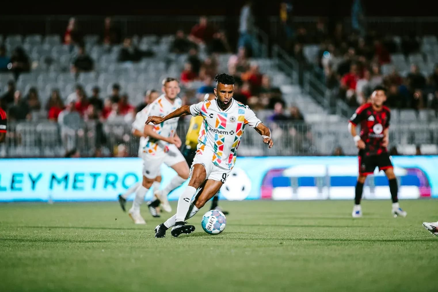 Jugador corriendo con el balón durante el partido